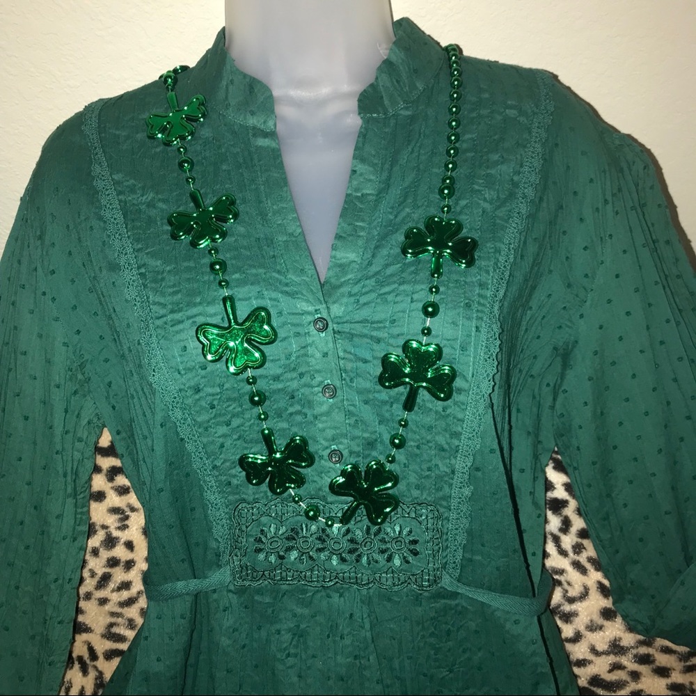 ☘️So pretty hunter/emerald green shirt 🍀